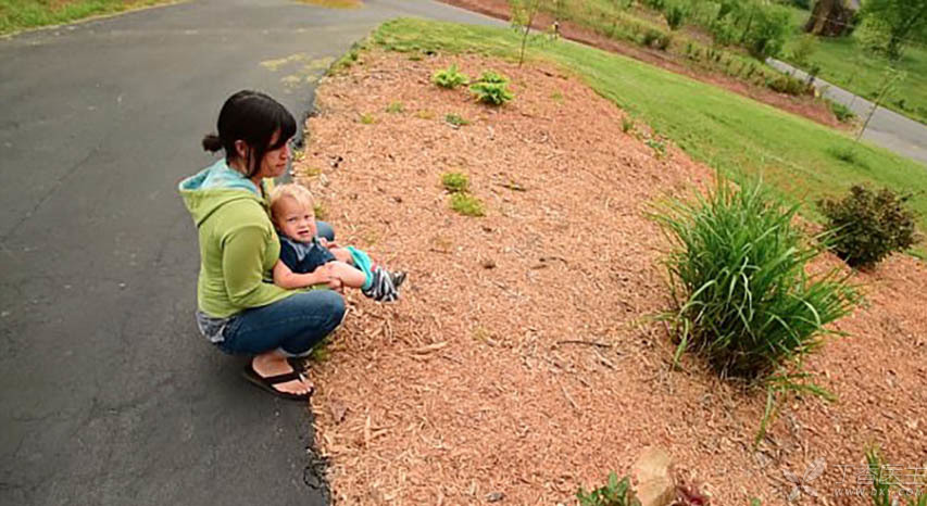 3FE7B04C00000578-4467224-Andrea_holds_22_month_old_Cooper_over_the_driveway_EC_can_be_pra-a-2_1494251202586.jpg